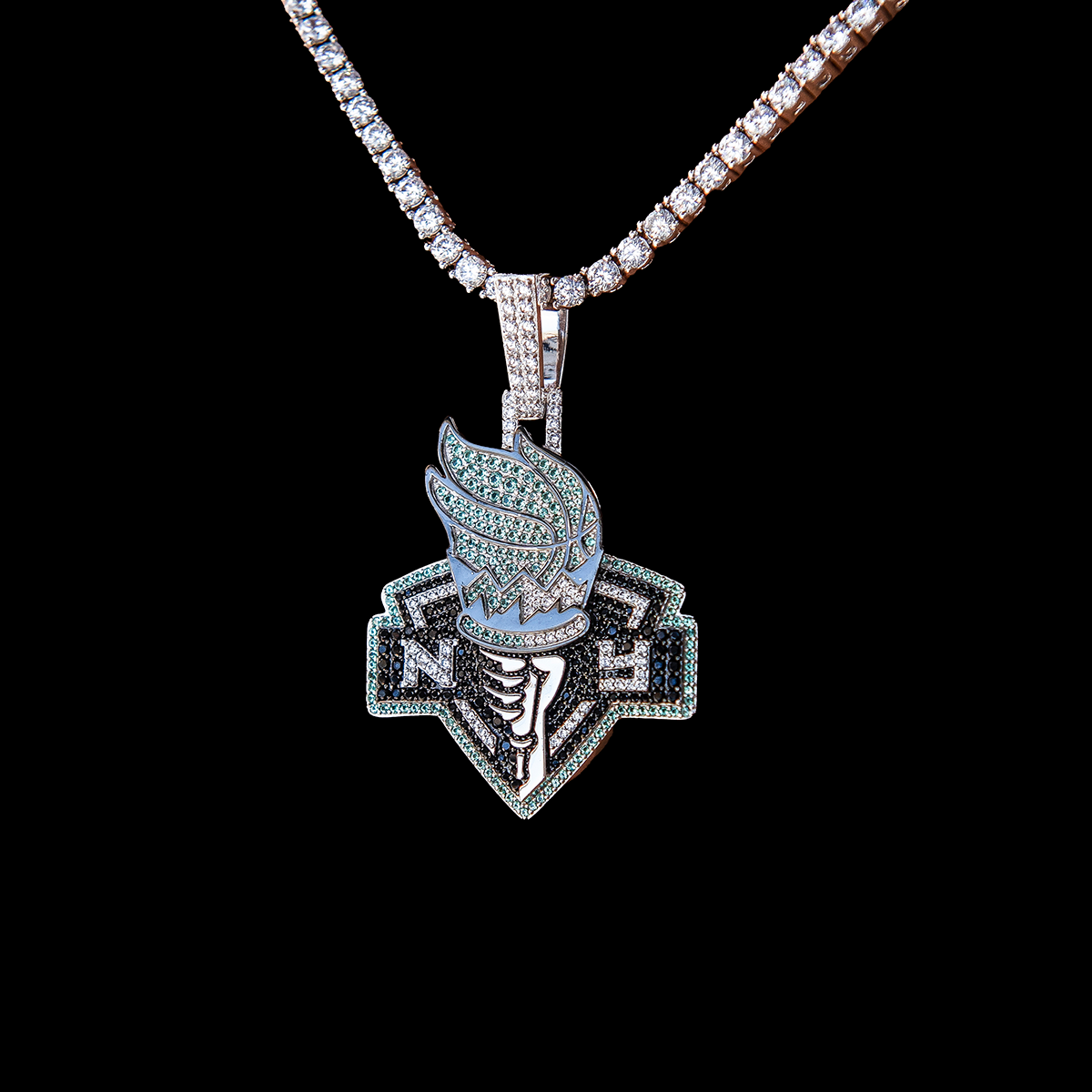 New York Liberty Official WNBA Logo Pendant in White Gold
