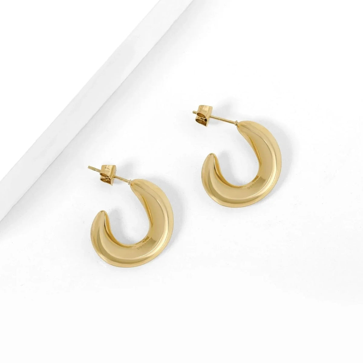 Minimal Twist Earrings