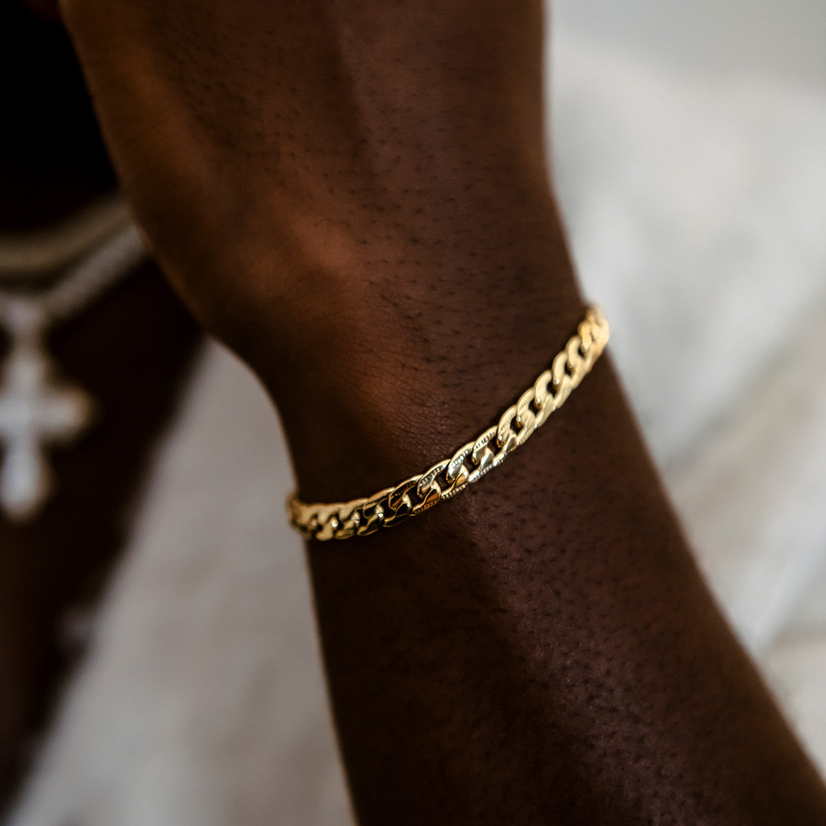 Curb Chain Bracelet in Yellow Gold- 6mm
