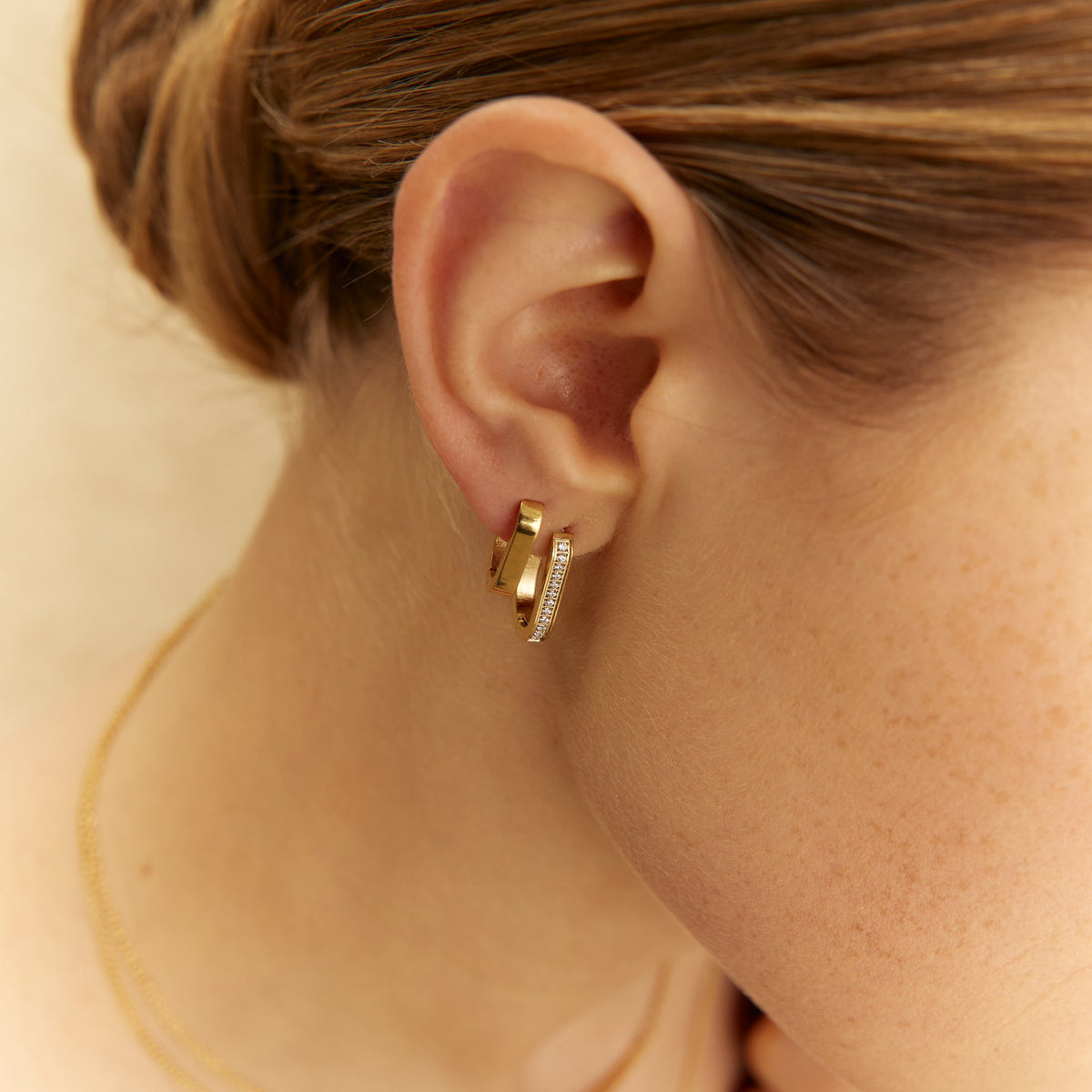 Oval Huggie Earrings | 17MM