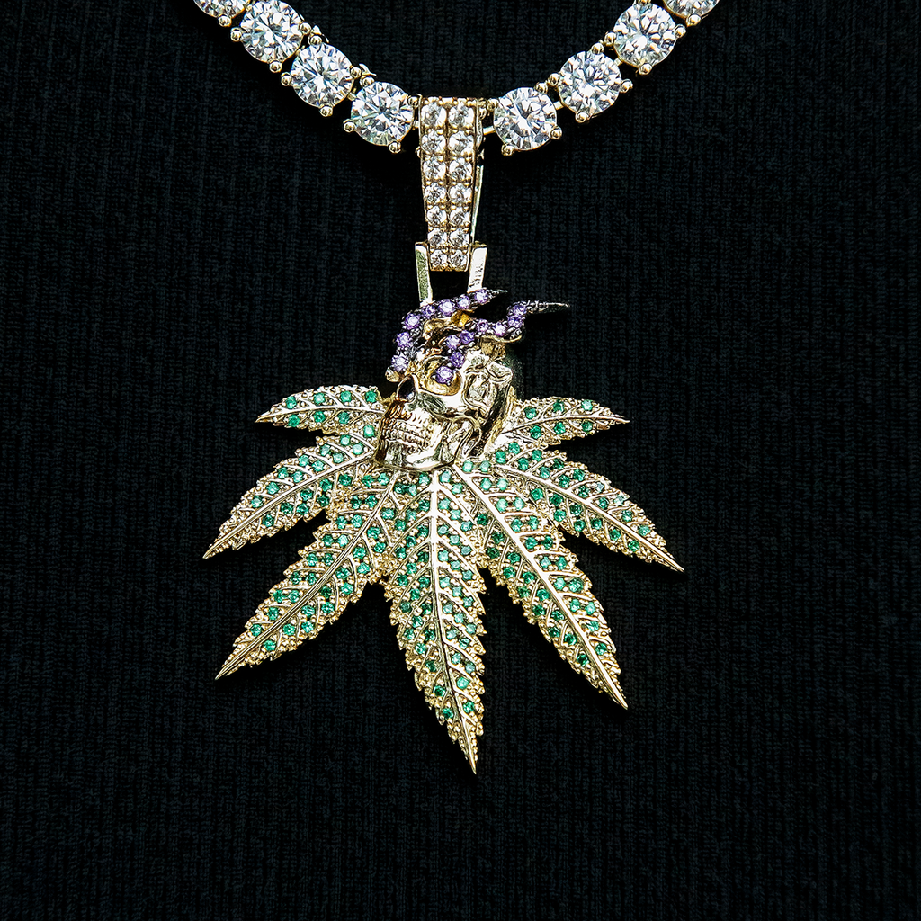 Smoking Skull Leaf Pendant - Yellow Gold