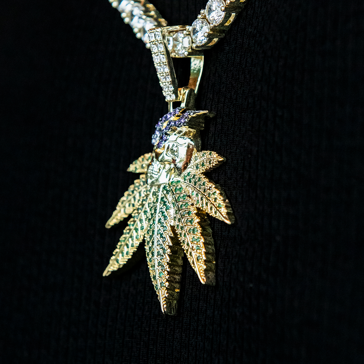 Smoking Skull Leaf Pendant - Yellow Gold