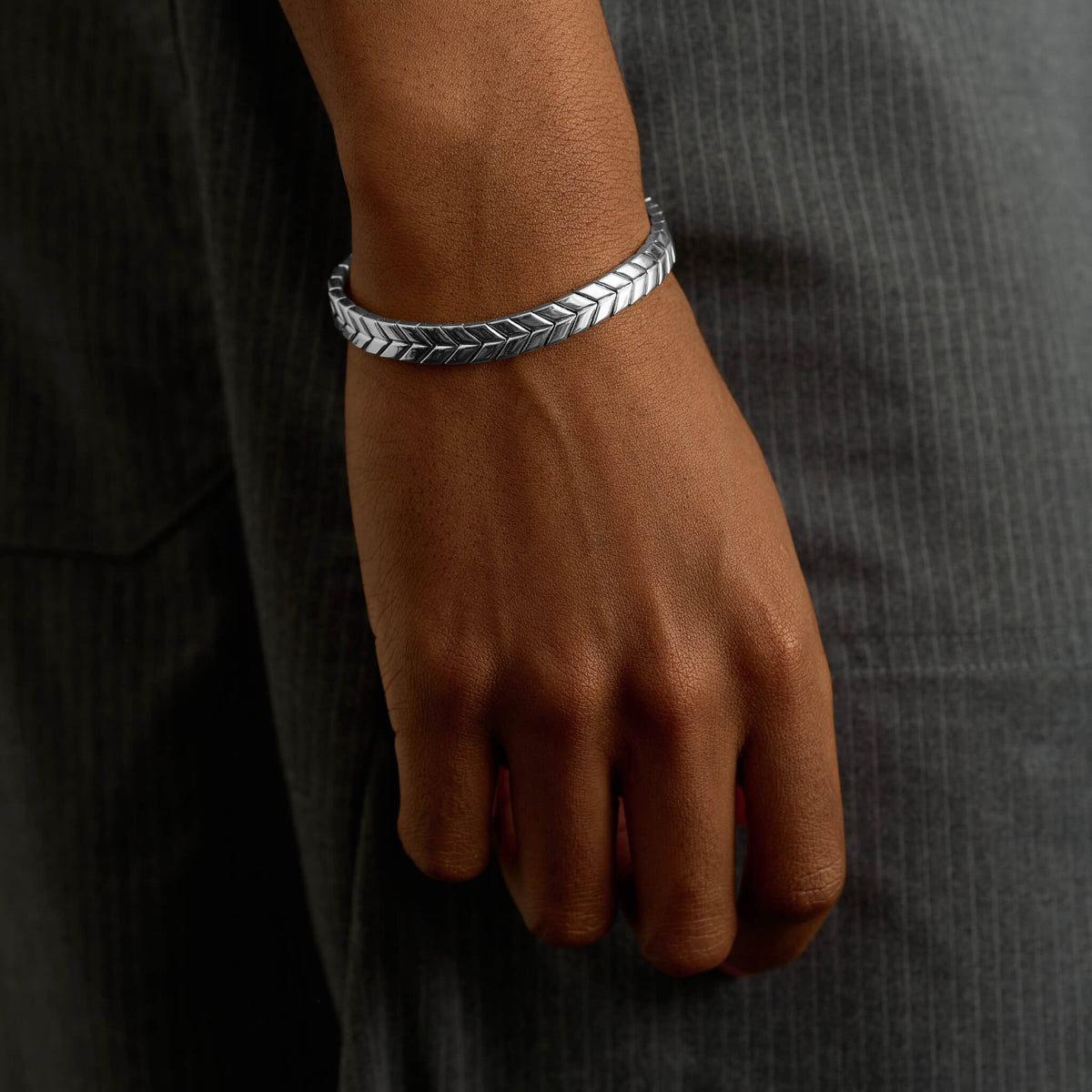 Defined Herringbone Bracelet in White Gold - 7mm