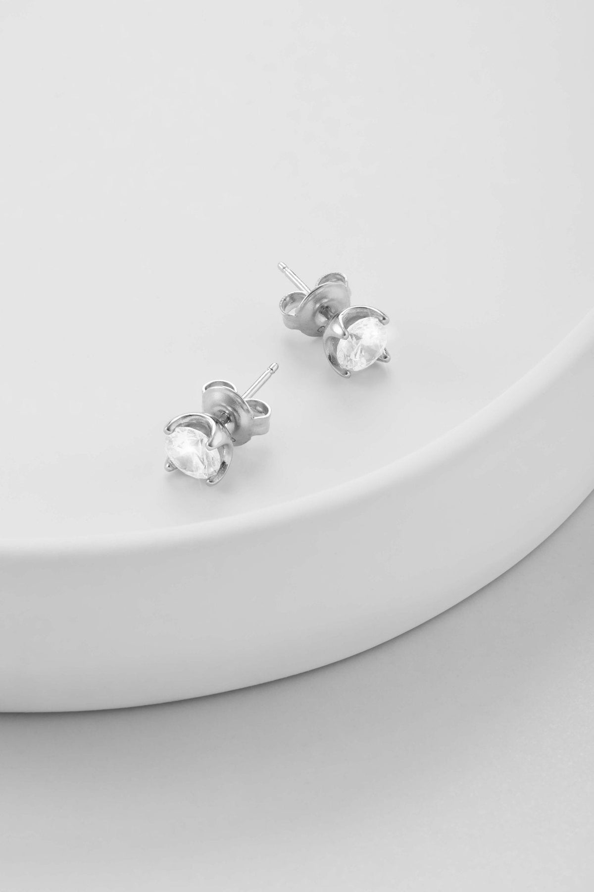 Women's Classic Round Stud Earrings 5mm