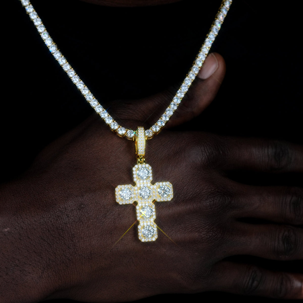8.0 Carat 925S & VVS Moissanite Gemstone Cross Necklace In 18K Gold