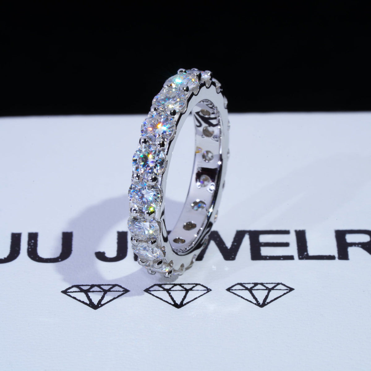 6.00 CARAT 925S & VVS Moissanite Single-Row Eternity Ring