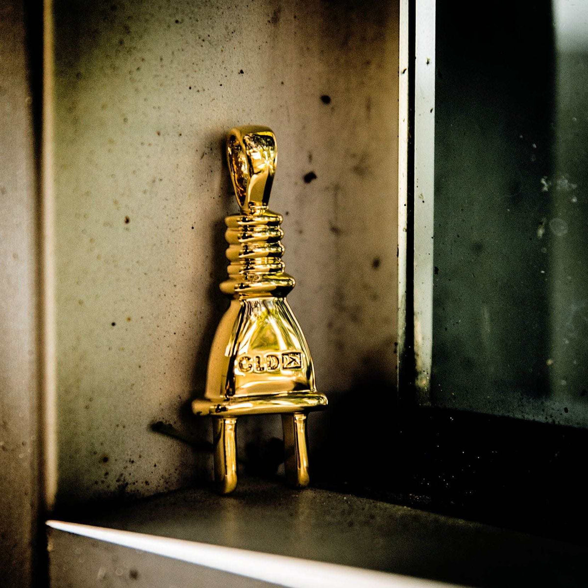 Plug Pendant in Yellow Gold